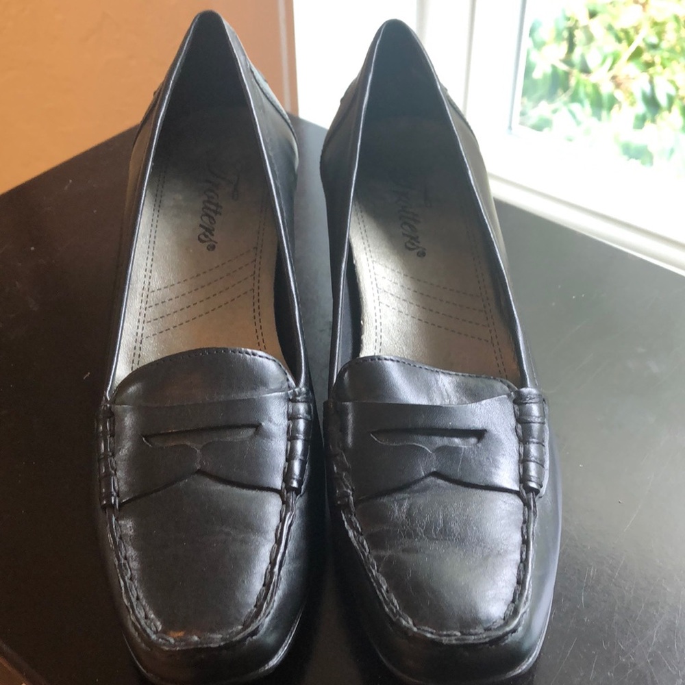 Trotters black loafer size 6N